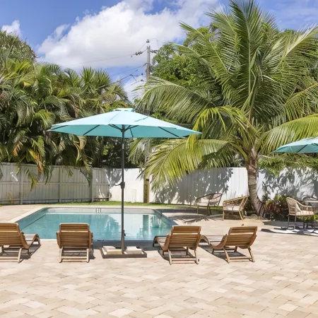 Downtown Pool Home| Mins to Beach | Cabana service