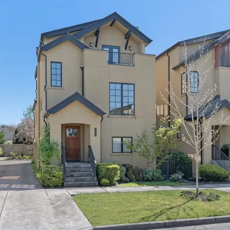 Birdhouse - Close To U Of O & Downtown 3 Bedroom Home