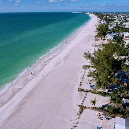 Charming Ground Level Resort Style 3unit condo unit B a few steps from the beach
