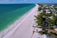Charming Ground Level Resort Style 3unit condo unit B a few steps from the beach