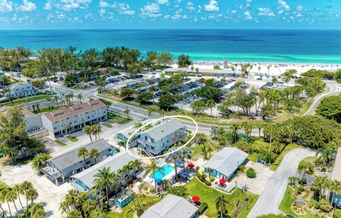 Across the street from the Beach, restaurants, free wifi.
