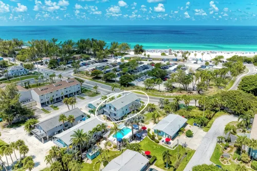 Across the street from the Beach, restaurants, free wifi.