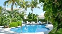 3 minutes to the beach! 1 Bedroom Condo near shopping and Dining - 2-Star