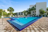 Beachside Modern Wellness Villa with Spacious Patio, Walk to the Beach - Pools