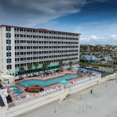 Beautiful Beachfront Resort Condo Отели рядом с достопримечательностью «Парк Сан Сплэш»