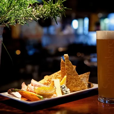 Spinnakers Brewpub & Guesthouses
