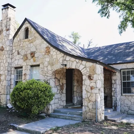 Mid-Century Modern Limestone 2/2 Home