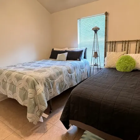 A Duplex "Emerald" nearby Hospitals, TJC, Nurses, Work Crews