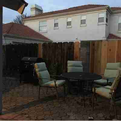 Charming 2-bedroom house with AC in Modesto Hotel Exterior
