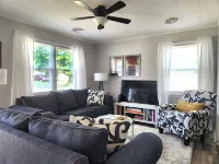 Spotless Geneva Home!  Minutes to Wineries, Spires, Downtown, & the Strip!