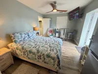 Amazing Private Suite Large Bathroom 3.3mi to Beach Close 2 Everything Updated - Apartments