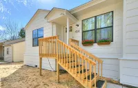 Luxury Downtown Retreat - Walk to Main St - New Stylish & Comfy! - บังกะโล