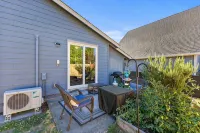 Remodeled Albany 1Bdrm, Modern, Pet Friendly Fenced Yard, Work Station, Laundry!