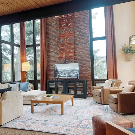 3 Min Walk to Ski Access! 2 Story Chalet Original to Mountain!