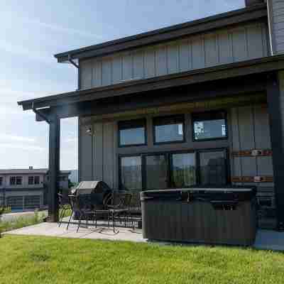 New Luxury Home Sleeps 14 with 2 Bunk Rooms and Hot Tub. Near Skiing and Lake! Hotel Exterior