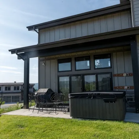 New Luxury Home Sleeps 14 with 2 Bunk Rooms and Hot Tub. Near Skiing and Lake!