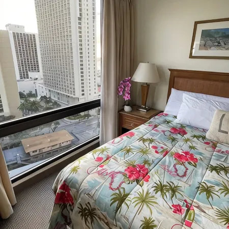 Waikiki 1Bd Condo with Free Parking Heated Pool Gym Central AC & Wifi