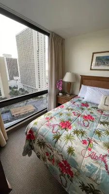 Waikiki 1Bd Condo with Free Parking Heated Pool Gym Central AC & Wifi - Private Pools