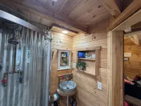 Cozy cabin on 30 acres just minutes from The Wilds with AC, WiFi - Alphydda