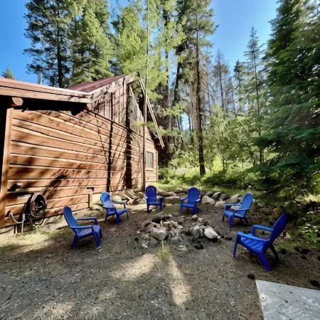 The Cozy Acorn Cascade Lake Retreat