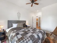 Charming 2-bedroom Cabin with WiFi, Wood Stove and AC in serene Heber-Overgaard! ヒーバー＝オーバーガアードのホテル