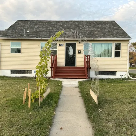 Lrg family hm 5min drive to two hospitals, cancer center,colleges & METRA Arena