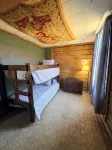 Walden’s Gingerbread House - A Basecamp for Groups, Fenced Yard, Pet Friendly - WiFi