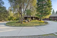 Mountain Oasis! Indoor Hot Tub, Game Room, VIEWS! - Boutique