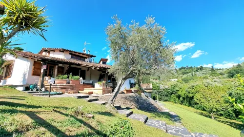 Villa Veranda, big private pool in relaxing green hills just 4 km from the beach