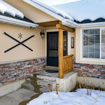 Fairway Oaks Lodge/ Two living areas/ close to skiing, boating, golf