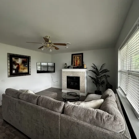 Capital City- 6 Miles from Madison with Fireplace