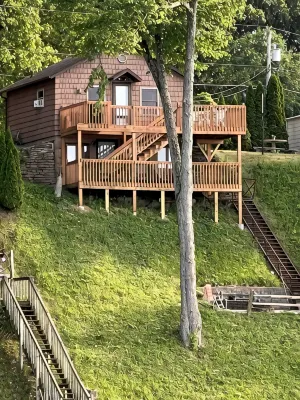 Amazing view of Stone Lake from top deck. Thirty five miles from Notre Dame. - 3 estrellas