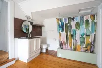 The Legacy House: Walk to Inkwell Beach + Historic Charm, Modern Comfort - 발코니