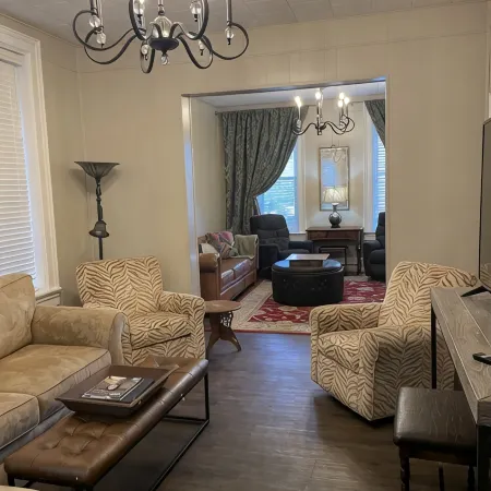 Walk to everything! Five Flags-Hotel Julian-Millwork Sleeps 8!