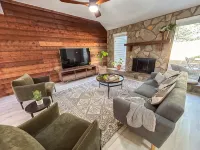 Newly Renovated Townhome near Marietta Square, 2 King Beds - 3-نجوم