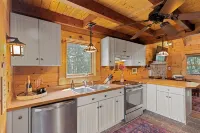 Luxury Cabin on 6 Acres w/ Mountain Views Near Nelson 151 & Wintergreen