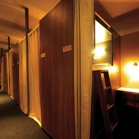Nikoh Capsule Hotel Refre - Hostel - Caters to Men