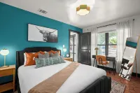Most Epic Austin Experience! Sleeps 14 + Heated Pool + Spa + Cabanas + Speakeasy - Private Pools