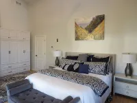Beautiful new house nestled in a private and fenced 30 acres nature sanctuary. Các khách sạn ở 