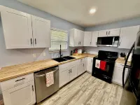 Heart of GNV with King beds, High speed Internet and 75 inches small TV - Bungalows