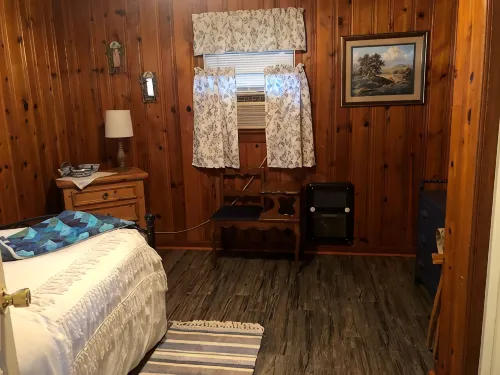 Although a country setting, the cottage has all modern conveniences & comforts