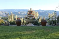 Spectacular skyline, river views from lovely yard. Bright and beautiful space. - 3-Star
