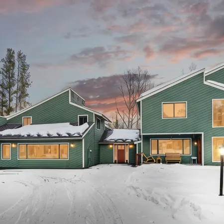 ONE BLOCK to restaurants, bars & free bus to Breck & Copper. Hot tub/pool table!