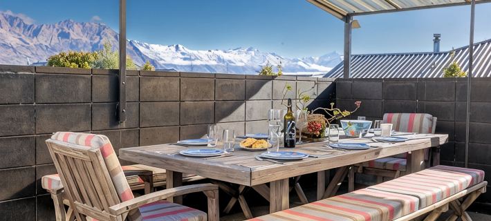 Modern Family  Holiday home with sensational views peaceful paradise (sleeps 11) Hotels in Wanaka
