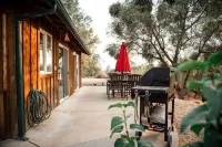 Romantic River Cabin w/ Hot Tub, views, spa bathroom, Close to 2 Yosemite Gates - Alppimaja