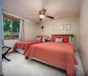 HotTub! FirePit, Private 2.5 acre Pond, 2 Kayaks! GameRoom! Slps12+