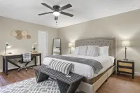 Large Pool, Near State Farm Stdm and Many Entertainment Districts! - 4-Star