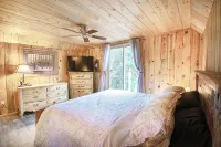 Overlook Lodge - Hot Tub, Fireplace & Private Creek. Family-Friendly!