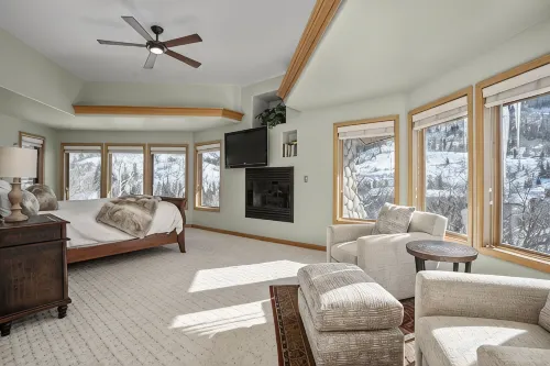 Ski to Lift/Walk-in 7 Bedrooms & 10 Baths, Hot Tub, Theater, Gym - 4 tähden