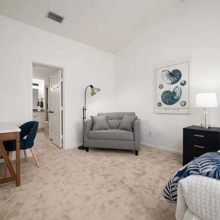 Location! Location! Location! BEACH, Shopping, Park, All 3 min walk! Super Clean
